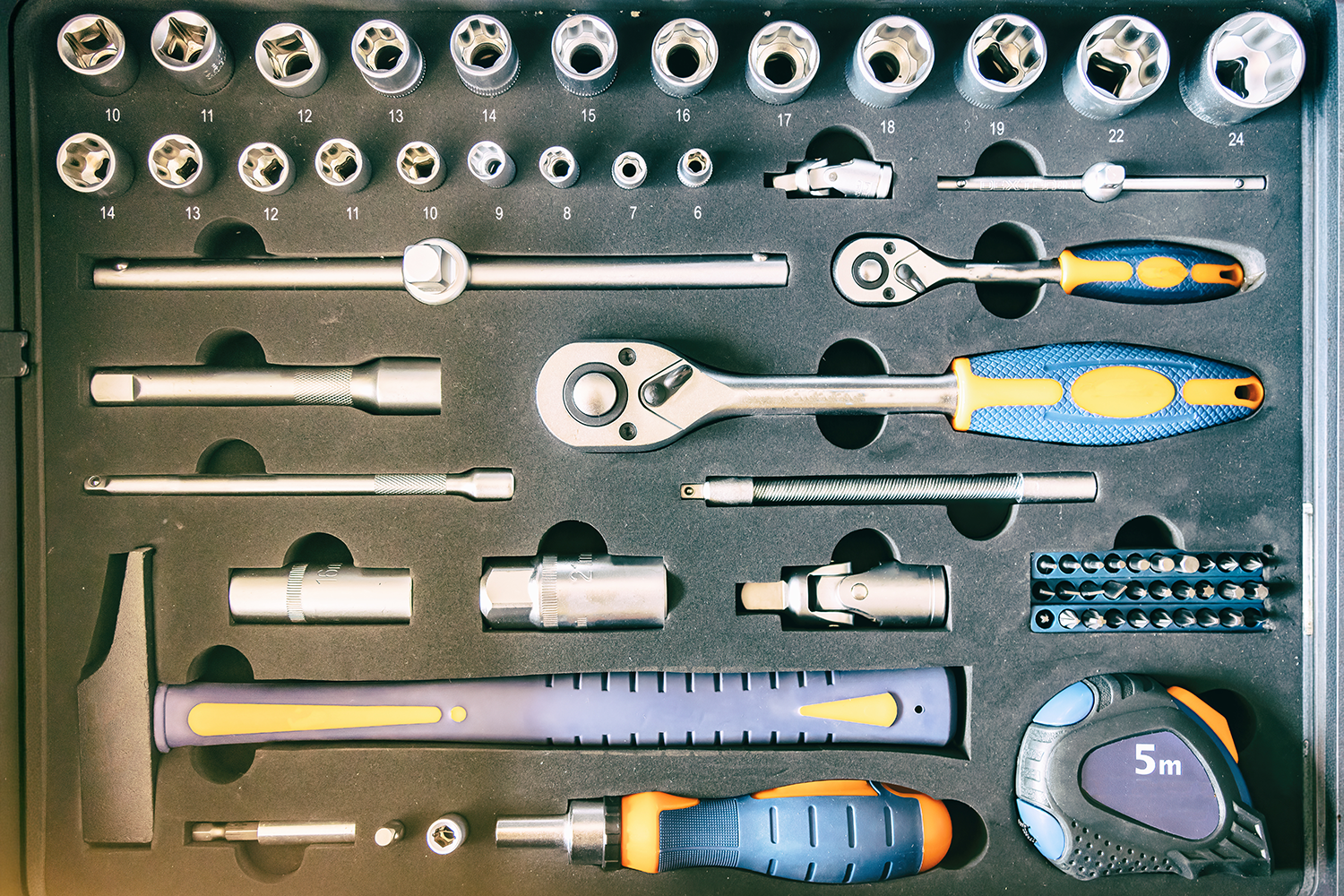 Transport narzędzi przyczepką – jak to zrobić bezpiecznie i legalnie?